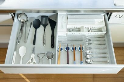 66歳、築40年すっきりした家のキッチン。食器は手放し、プラスチック容器は持たない：4月に読みたい記事