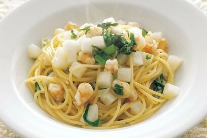 旬を味わう「カブとエビのスパゲティ」レシピ。葉まで丸ごと使えてうま味爆発／大庭英子さんの冬おかず
