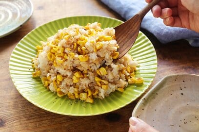 旬のトウモロコシを味わう、炊かずにつくれるピラフ。バターしょうゆが香ります