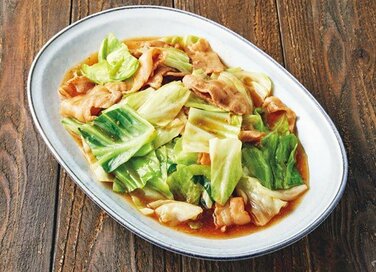 フライパン1つで簡単調理の豚肉とキャベツのおかず。しょうゆ味でごはんもすすむ！