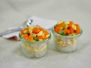 砂糖＆お酢いらずの「のせるだけのちらし寿司」レシピ。アボカドとサーモンでおいしくダイエット