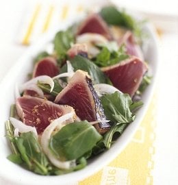 ヘルシーな旬の素材をおもてなしに！カツオのたたきとルッコラのサラダ