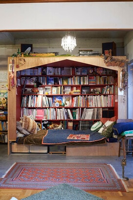 【マンションリノベ実例】本好きには堪らない!? こもれる本棚に、巨大な机…「巨大家具」のある家