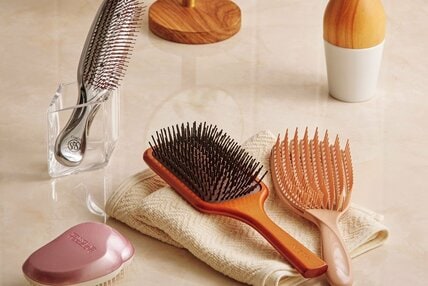 いつまでもキレイな髪になる「ヘアブラシの選び方」。おすすめのブラシや髪がうるおう“とかし方”も