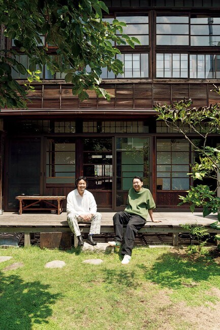 縁側に腰かけるアンガールズ田中さん