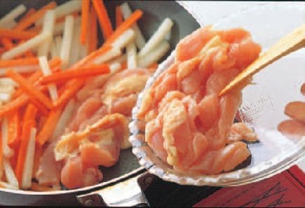 鶏肉は細切りに