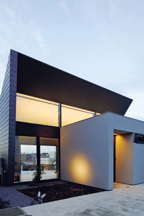 シャープなシルエットの外観