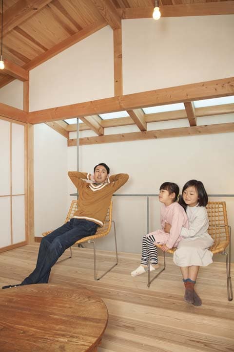 階段ホールでくつろぐ田中さんと女の子たち