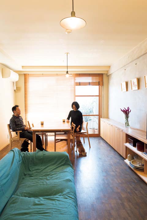 木製の網戸とブラインドを採用したLDKの窓まわり