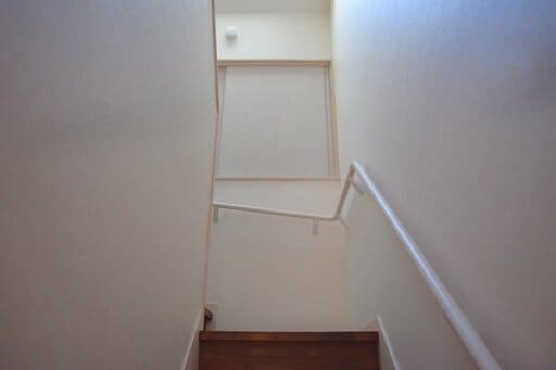 階段の途中の収納スペースを1階から見る