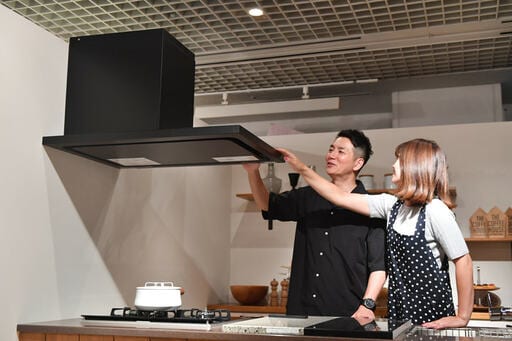 レンジフードに触れる2人