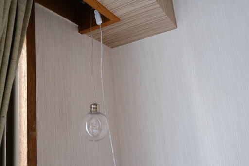 カーテンレールランナーにカードリングを使って吊るした100均LED電球