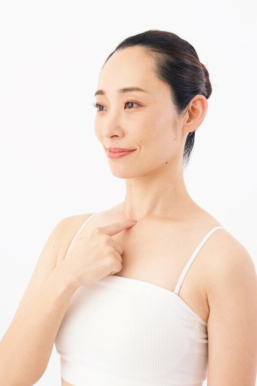 鎖骨の中央、天突のツボを押す動作