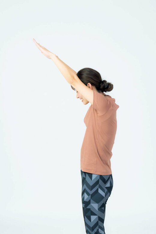 両腕をあげている人