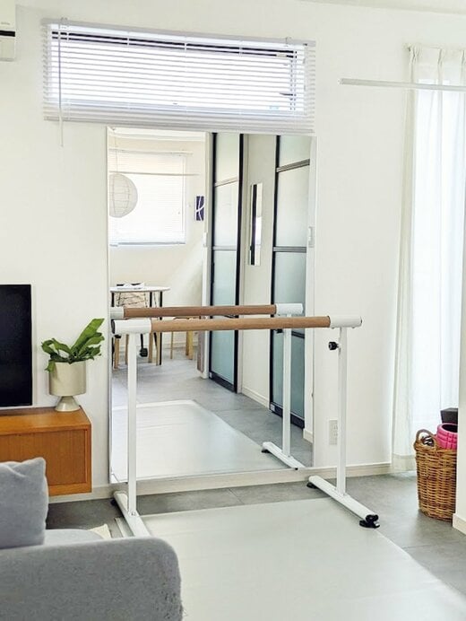 バレエの練習用バーがあるリビング