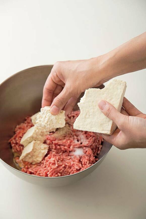 ひき肉に豆腐を入れる