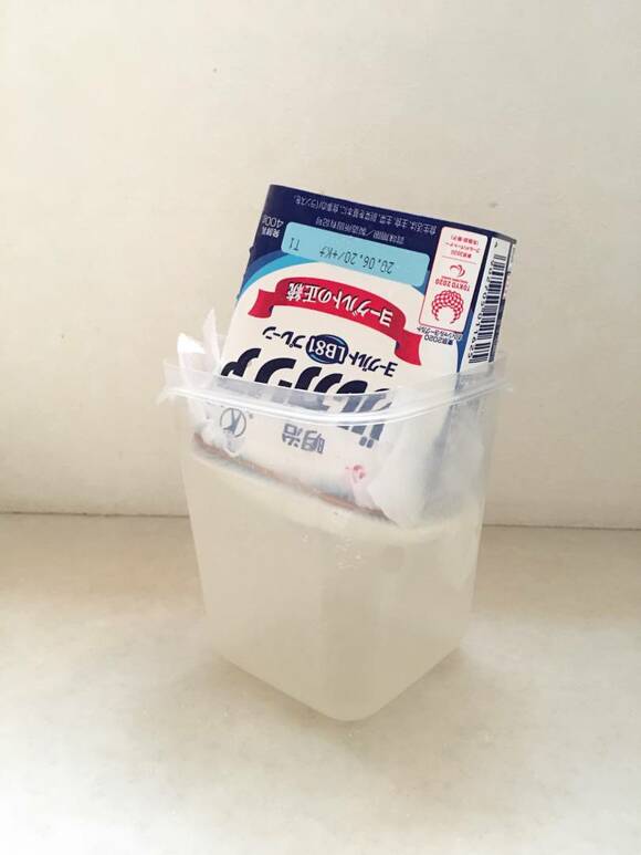 ヨーグルトを逆さにしてフードキーパーに入れる