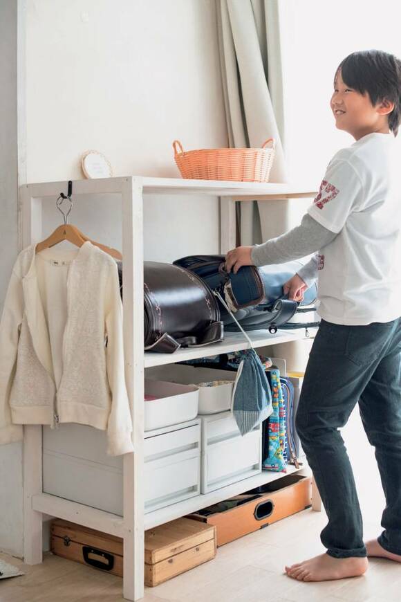 男の子ランドセルしまう