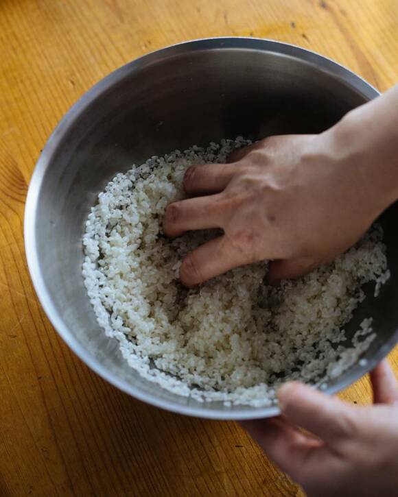 お米をとぐ様子