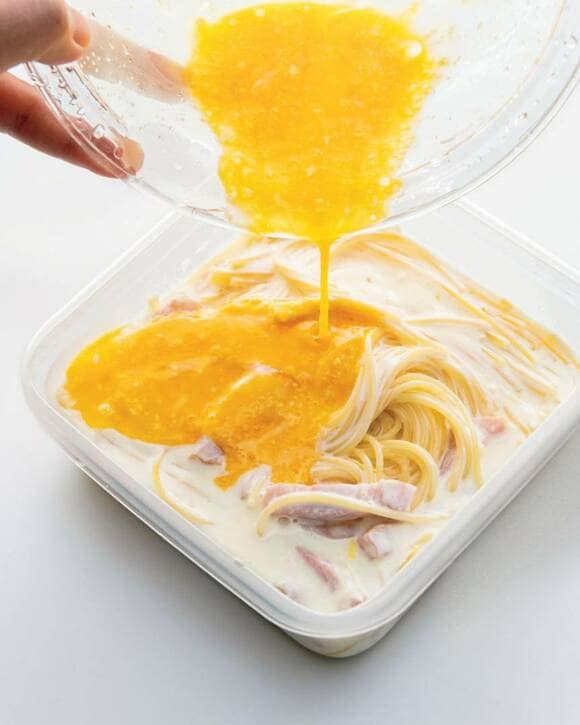 耐熱容器に卵を入れる