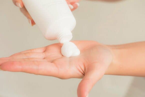 クレンジング剤を 規定量手に取る