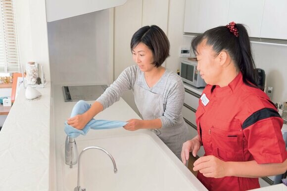 水ぶきタオルでシンクと蛇口をふく