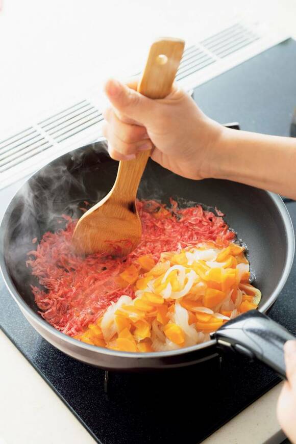 小エビをつぶしながら炒める様子