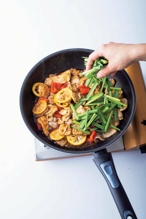 フライパンにニラ