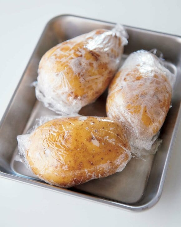 ラップに包んだジャガイモ