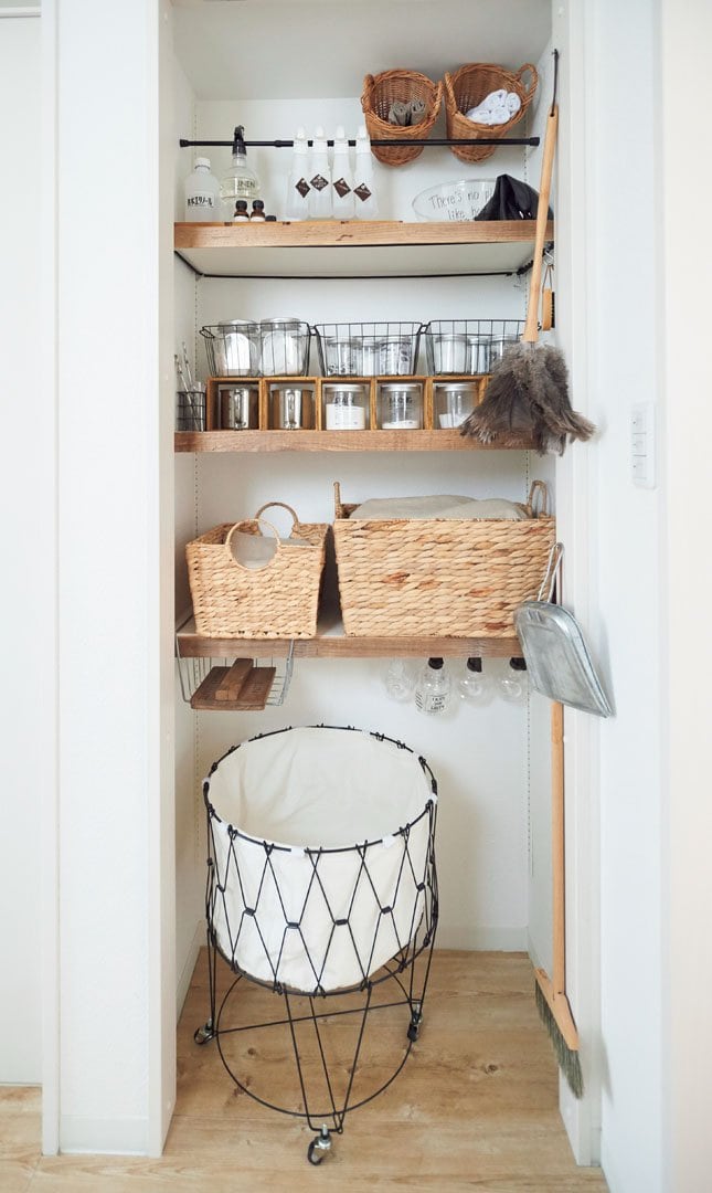 洗面台の背面にある収納庫は、扉を外してオープンに