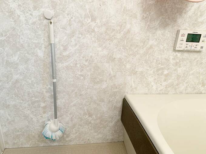 掃除ブラシをつるす