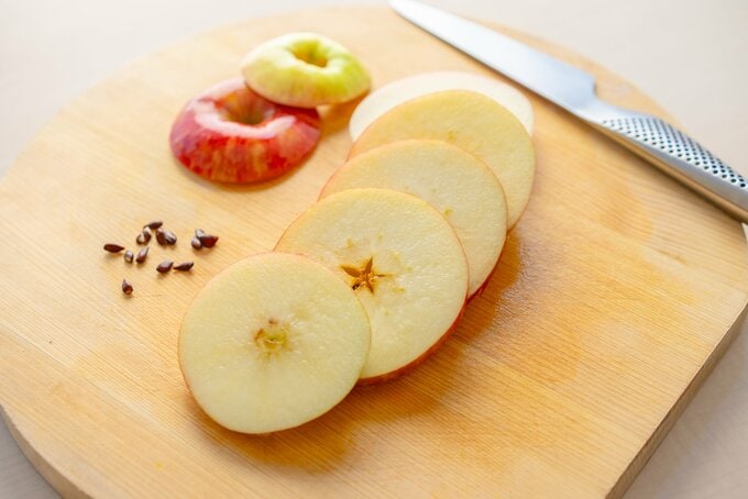 リンゴを切る