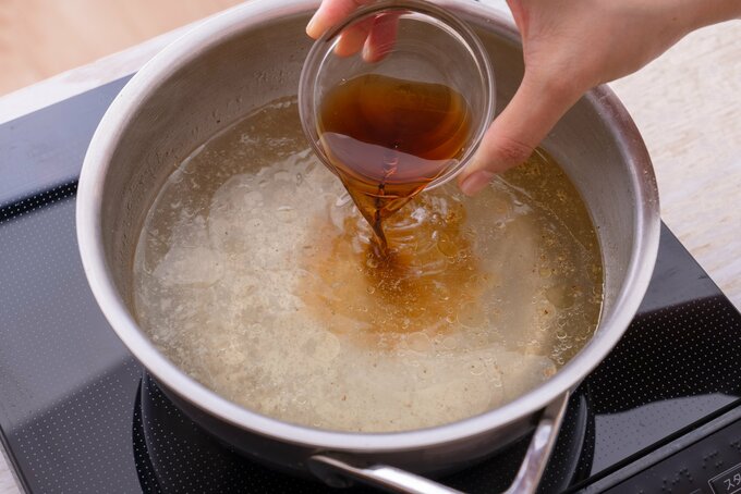 鶏肉を取り出し、ナンプラーを加え、塩・こしょうで味を調えてスープを作る（うまみをもう少し加えたい場合は鶏ガラスープの素を適量加える）。鶏肉は食べやすい大きさに切る。