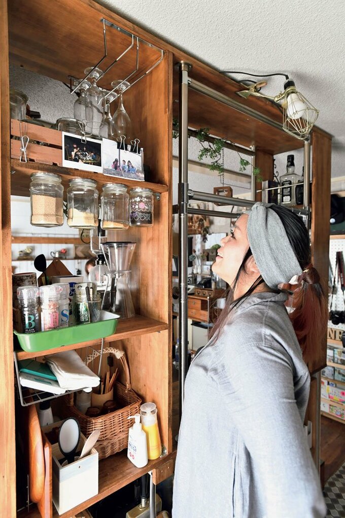 女性家族写真を眺める