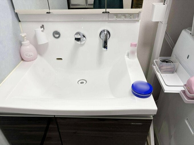 保湿剤などが洗面台に置かれ散らかっている様子