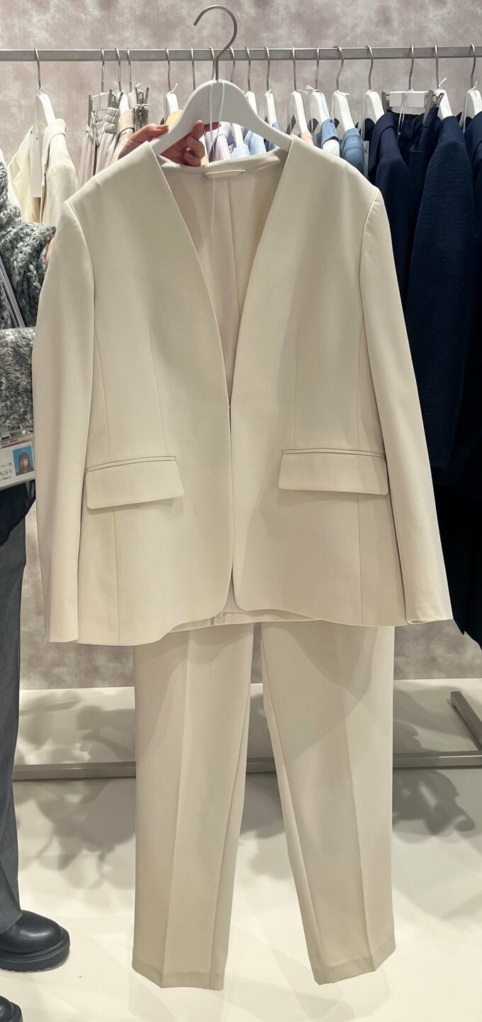 GUのノーカラージャケットとテパードパンツの組み合わせ