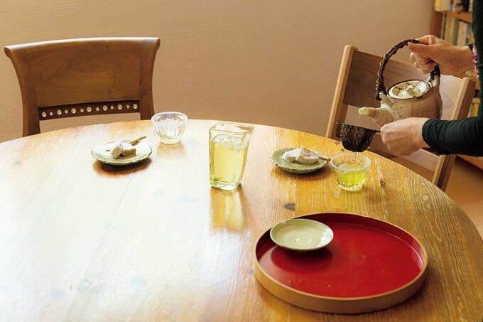 お茶を淹れる大平さん