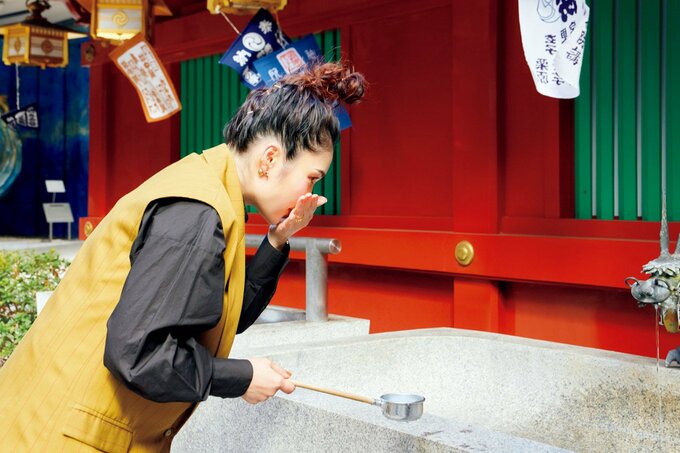 手水舎で口をすすぐ