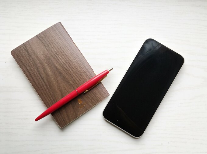 メモ帳とスマホ