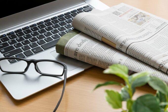 英字新聞とパソコン