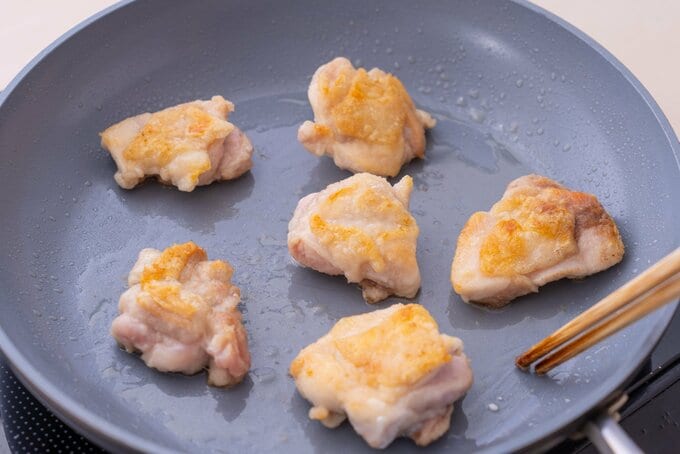 鶏肉を中火で焼く