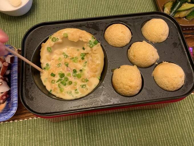 大きいタコ焼きに爪楊枝