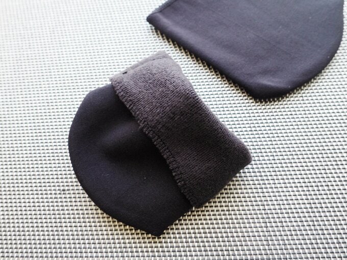 「裏起毛つま先保温カバー」（110円）、カラー：ブラック、材質：ポリエステル87％、ポリウレタン13％、サイズ：フリー