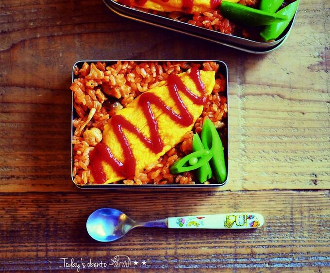 チキンライスにオムレツ弁当