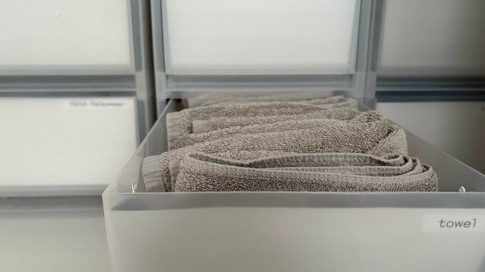 プラスチックの引き出しが1つ空いている。そこにタオルが入っている。