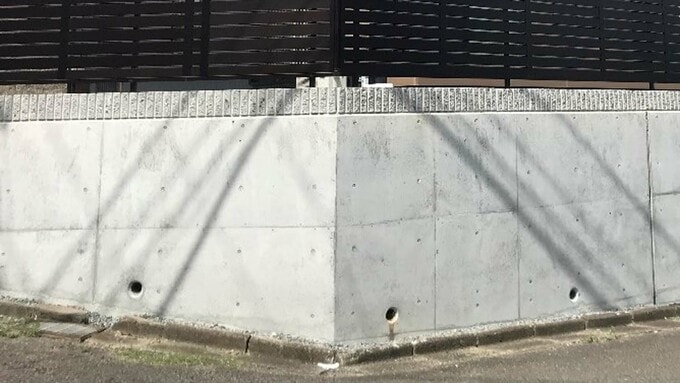 白いコンクリートの擁壁