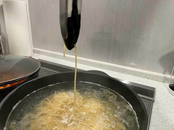 パスタ1本をつかむトング