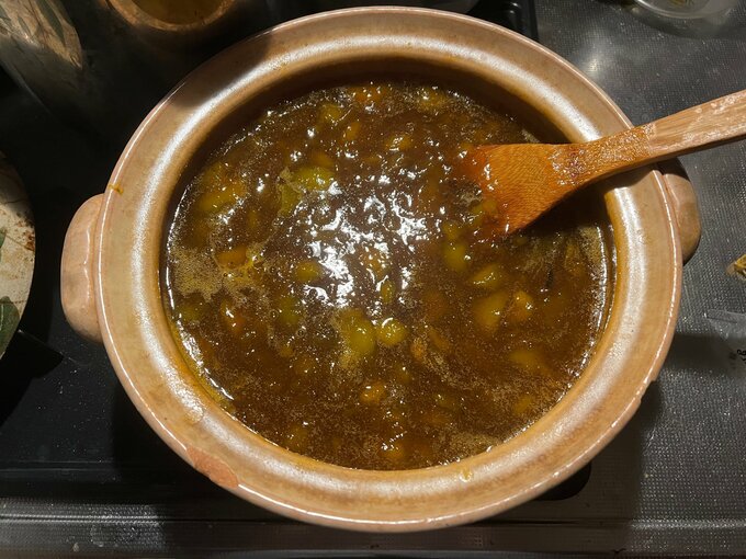 黒糖で梅を漬ける