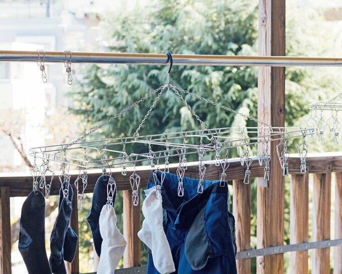 洗濯物を干す様子