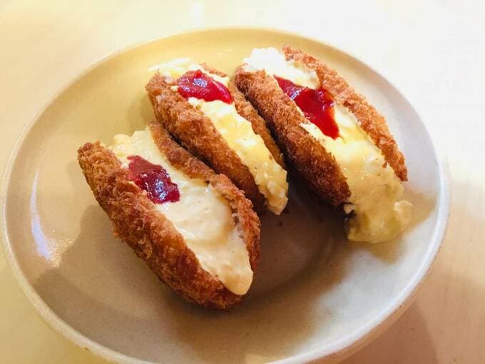 コロッケで卵をサンド